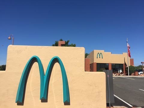 セドナのターコイズカラーのマクドナルド