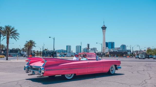 ラスベガスの街にお似合いのピンクのクラシックカー ラスベガスコンシェルジュ ラスベガス観光情報 オプショナルツアー ショー予約